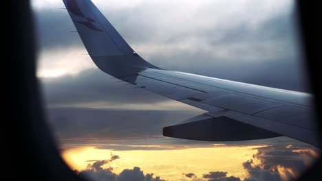 Blick-Auf-Einen-Flugzeugflügel-Mitten-Im-Flug-über-Einem-Wunderschönen-Sonnenuntergang