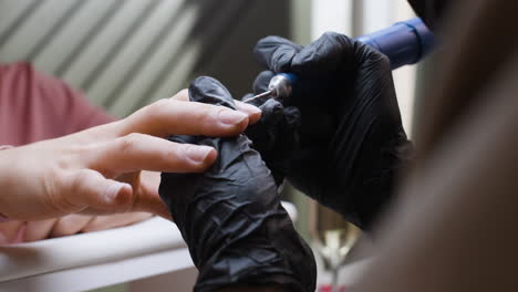 sesión de manicura en un salón de uñas