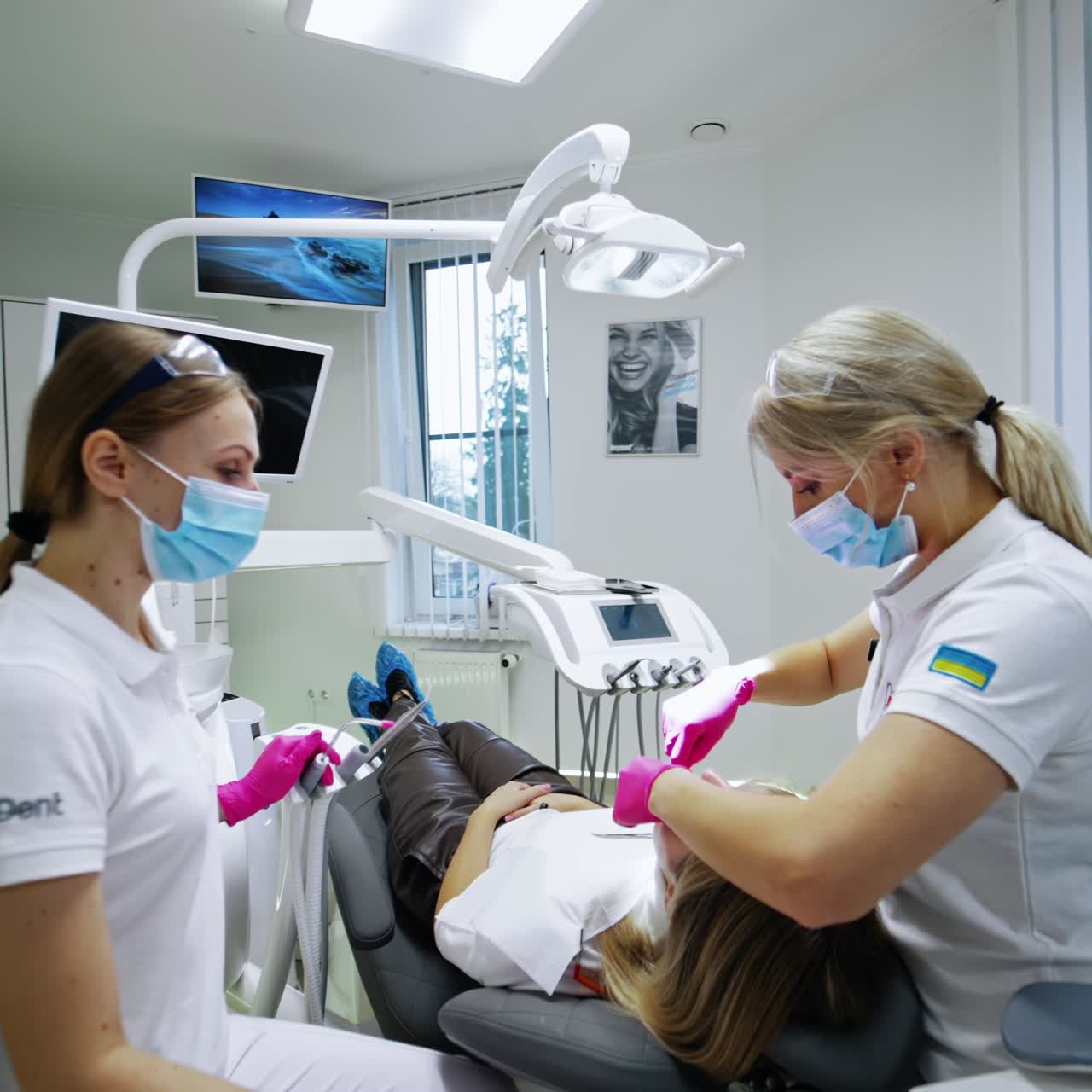 Dos especialistas en odontología colaborando. Trabajo en equipo profesional de estomatología