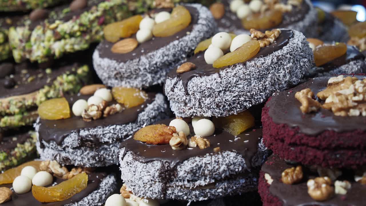 견과류와 건조한 과일로 된 초콜릿 케이크의 종류