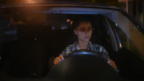 mujer conduciendo por la noche