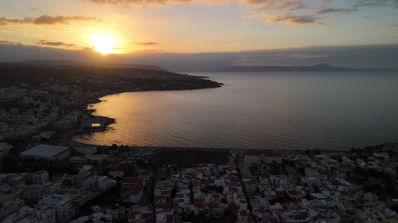 Imagens aéreas deslumbrantes da cidade costeira de Rethymno em Creta durante um pôr do sol dourado.