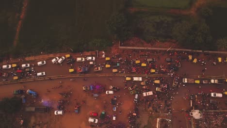 toma aérea de drones de las carreteras de tráfico indias en el momento del festival