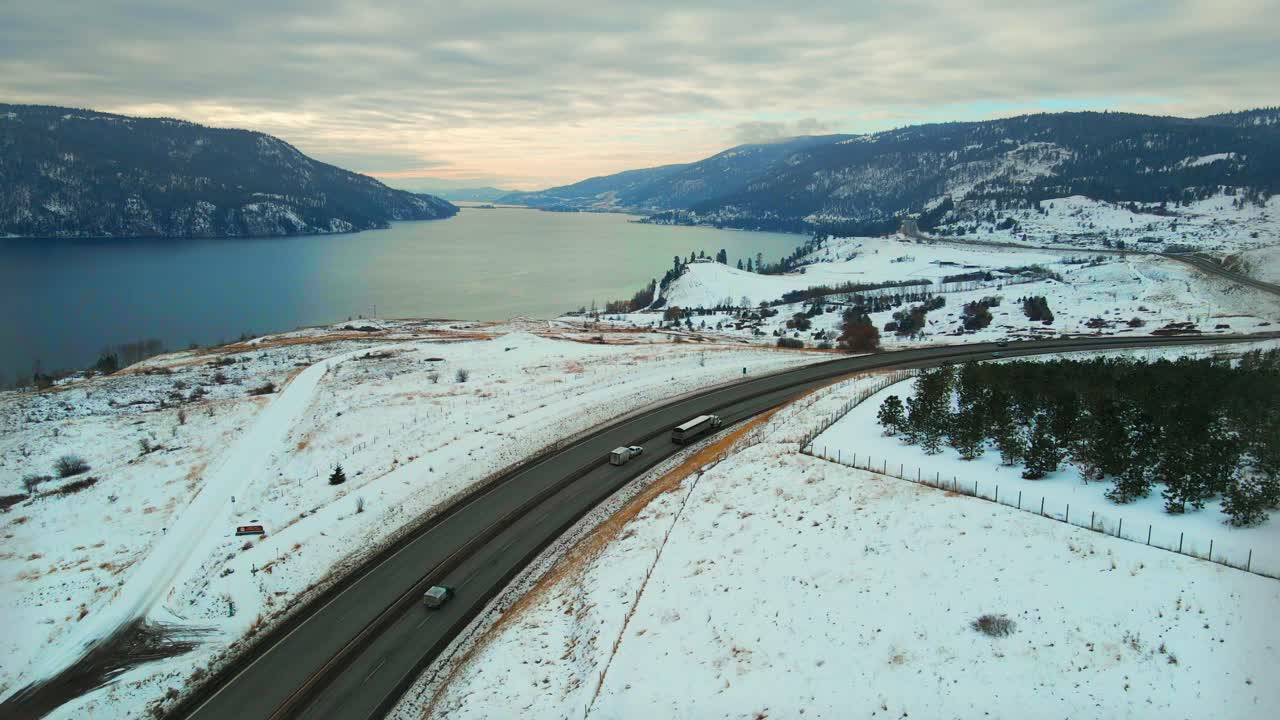 중앙 오카나간 킬로나의 우드 호수 옆 97번 오카나간 고속도로를 따라 이동하는 자동차 및 세미 트럭