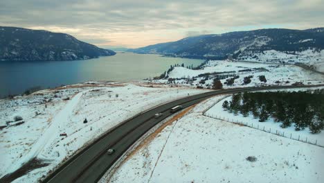 Autos-Und-Sattelschlepper,-Die-Entlang-Des-Okanagan-Highway-97-Neben-Dem-Holzsee-In-Kelowna,-Zentral-Okanagan,-Fahren