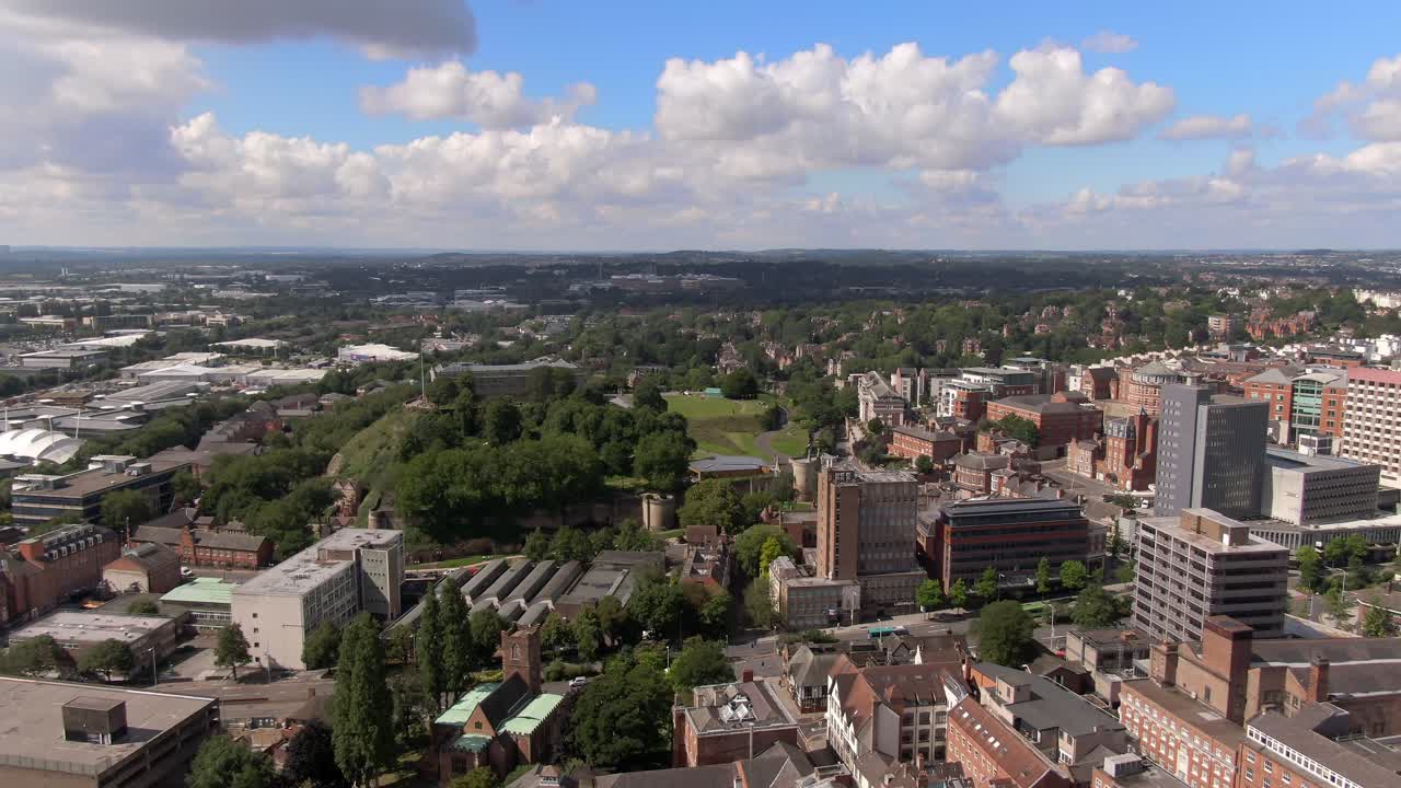 vista suave del avión no tripulado sobre el área urbana y recreativa de la ciudad de nottingham, inglaterra