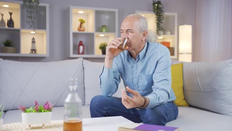 Nachdenklicher-Alter-Mann-Mit-Ehering-In-Der-Hand,-Der-Alkohol-Trinkt.