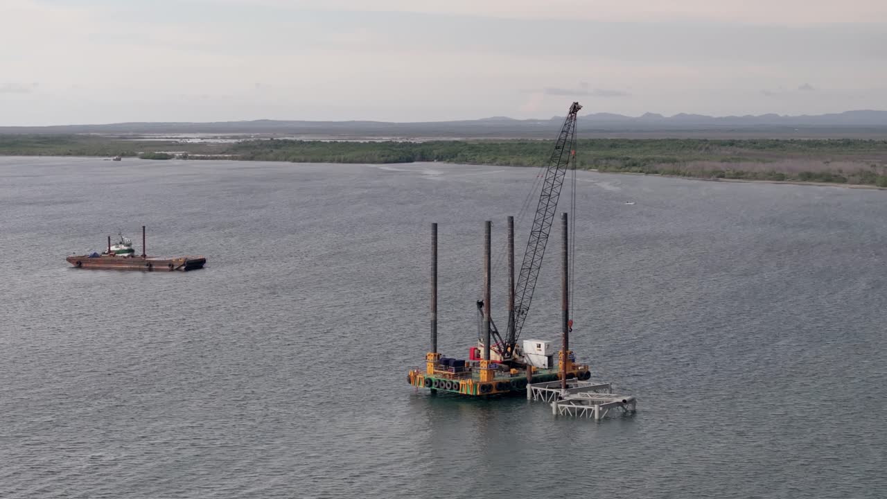 reabastecimiento de combustible de plataformas marítimas con grúa para buques de carga en manzanillo, república dominicana