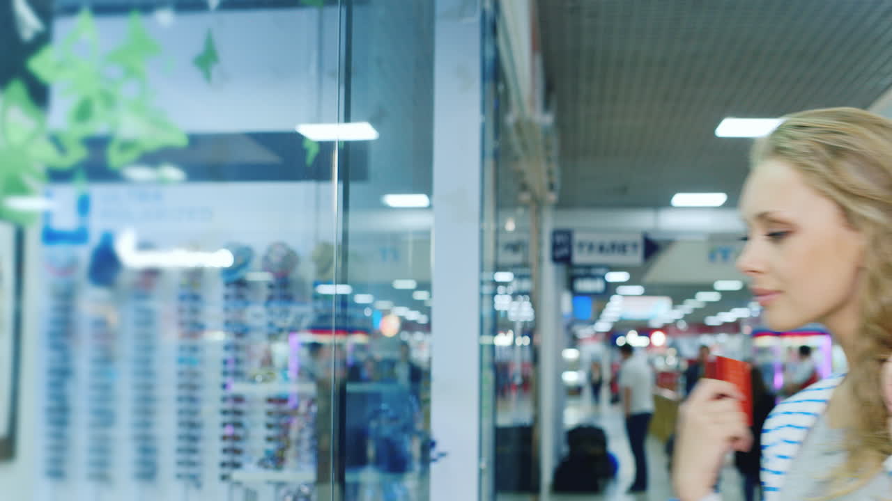 패키지가 많은 매력적인 여성 쇼핑객이 구매를 결정하고 hd 매장에 방문합니다.