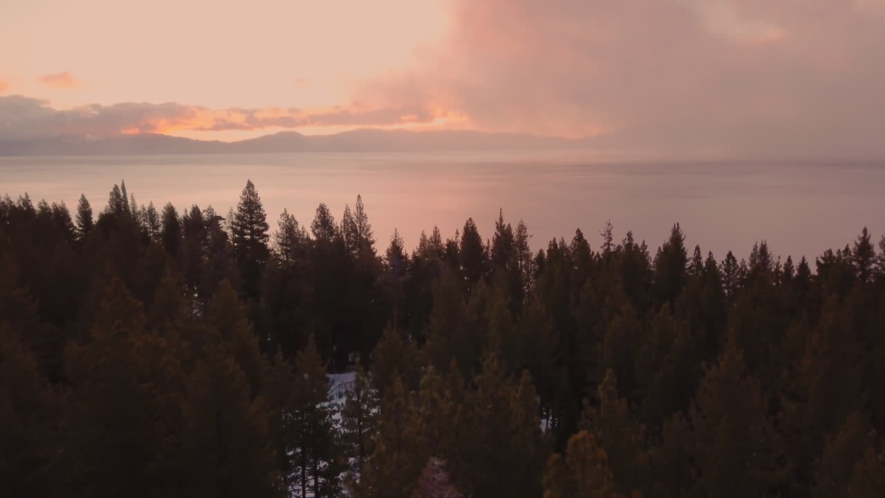 toma de drone del amanecer en el lago tahoe