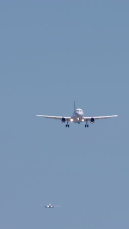 aterrizaje de un avión en el aeropuerto de barcelona en vertical