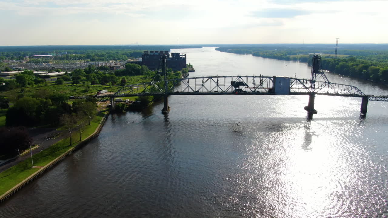 봄 저녁에 뉴저지의 벌링턴 브리스톨 다리 위를 날다