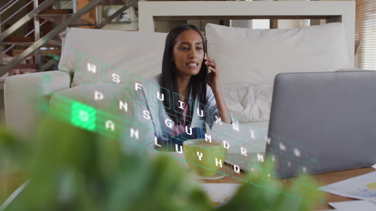 Animazione di elaborazione dati su donna di etnia mista che usa lo smartphone