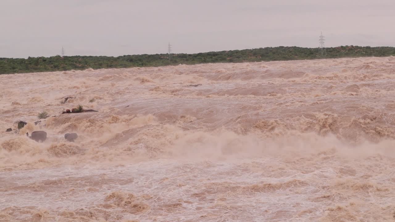 폭우로 인해 마을, 나무, 작은 언덕이 홍수에 잠겼고 인도 북부 카르나타카의 저수지에서 많은 물이 흘러나왔습니다.