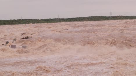 インド、カルナータカ州北部の貯水池からの大水流を引き起こした大雨による洪水で、村、木々、小さな丘が水没した