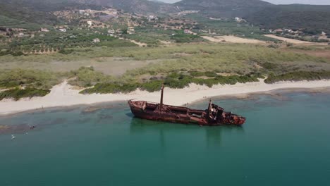 imágenes de drones de un barco abandonado cerca de la costa en grecia