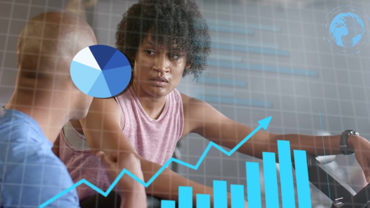 Wanita di gym mendengarkan pelatih memberi isyarat, memicu overlay grafik data yang mengumpulkan data kesehatan.