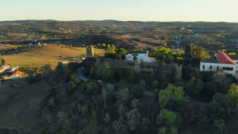 Drohnenaufnahme-Einer-Mittelalterlichen-Festung-Auf-Einem-Hügel-In-Portugal