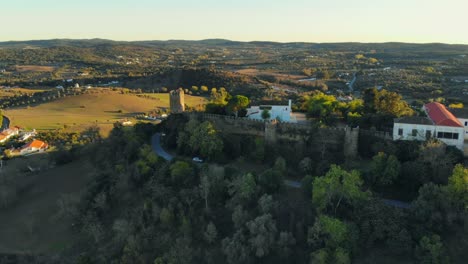 tomada de un avión no tripulado de una fortaleza medieval en una colina en portugal
