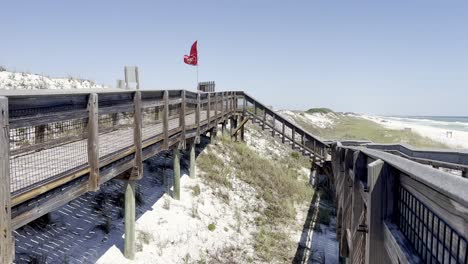 Banderas-Rojas-A-Lo-Largo-De-La-Playa-En-Deer-Lake-Beach-Florida