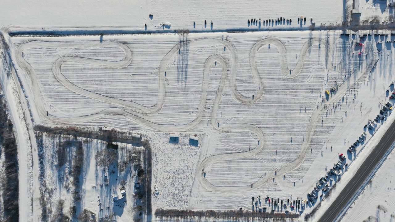 Vista dall'alto con drone di un tortuoso percorso di gara di moto skijoring ad Ādaži, in Lettonia