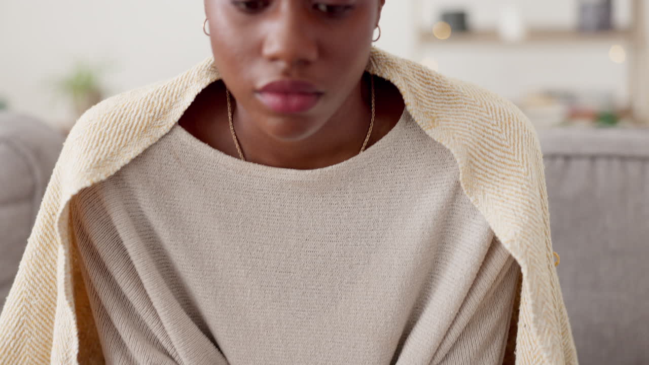 mujer negra, cara y ansiedad con estrés