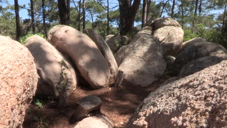 grandes piedras encontradas en la serra de sintra.