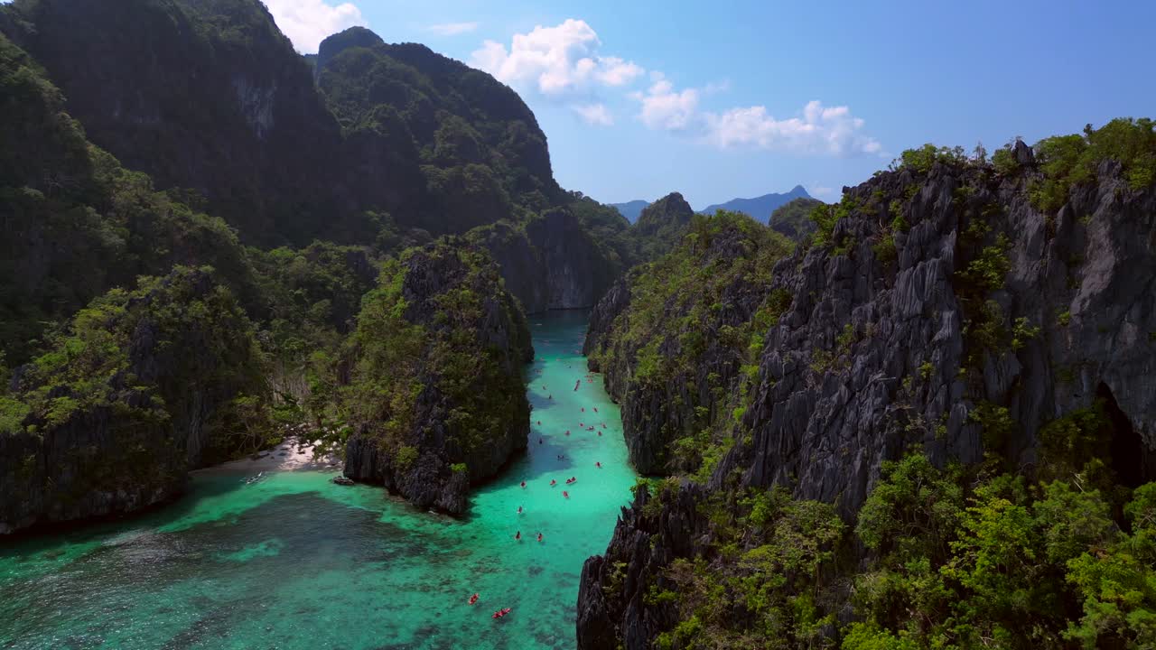Big Lagoon a El Nido, Palawan, che mostra isole calcaree, acqua cristallina turchese e viste panoramiche sull'oceano. Bellissima vista aerea panoramica statica con drone.