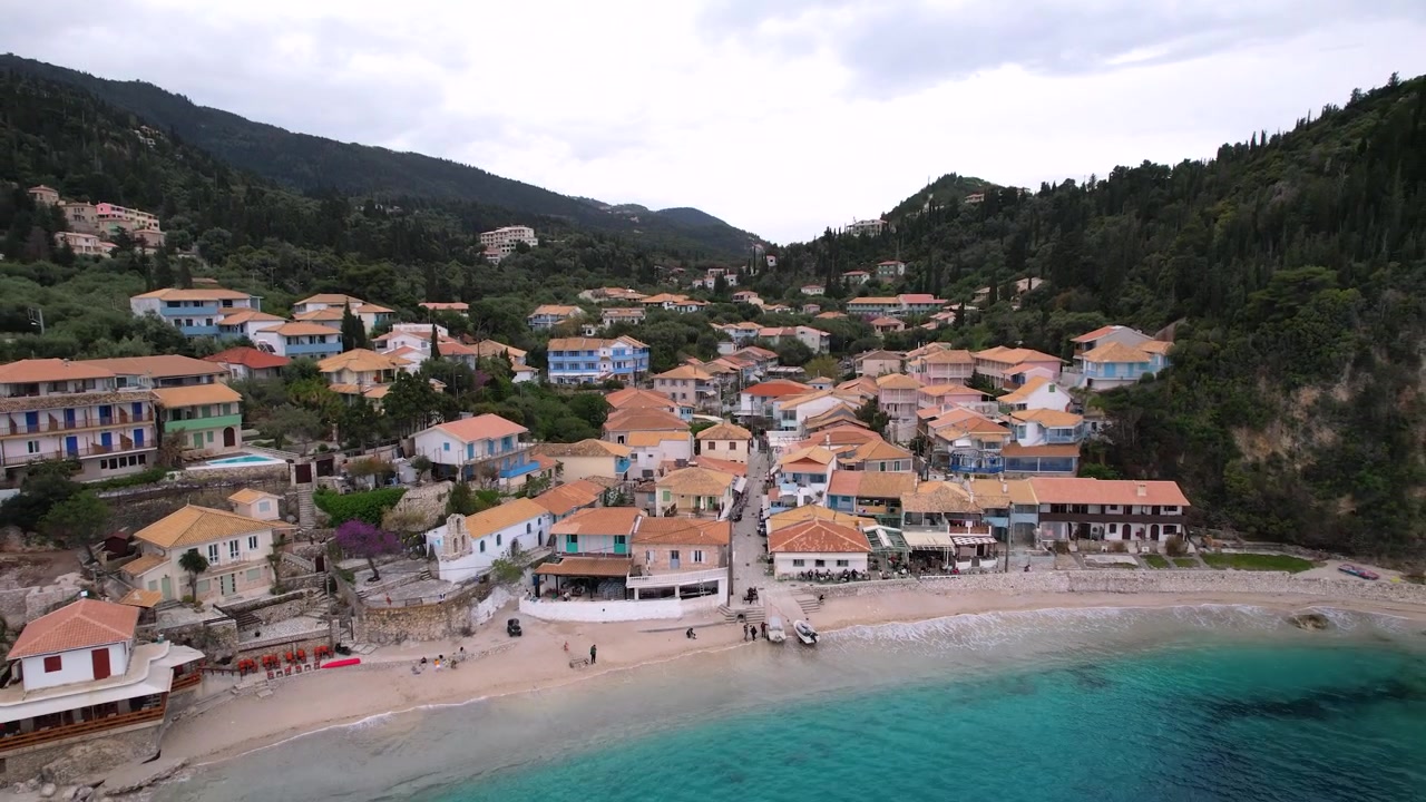 Agios Nikitas nell'isola di Lefkada, Grecia, ripresa aerea in allontanamento, paesaggio di un piccolo villaggio costiero.