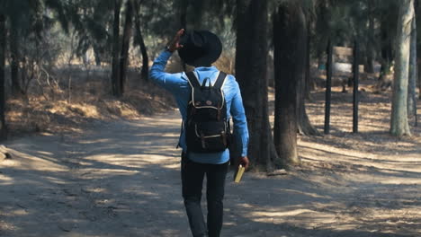 Kerl,-Der-Mit-Einem-Buch-In-Der-Hand-Im-Wald-Spazieren-Geht