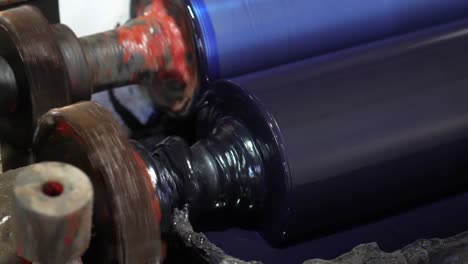 cierre de rodillos metálicos en fábrica con giro de líquido de color