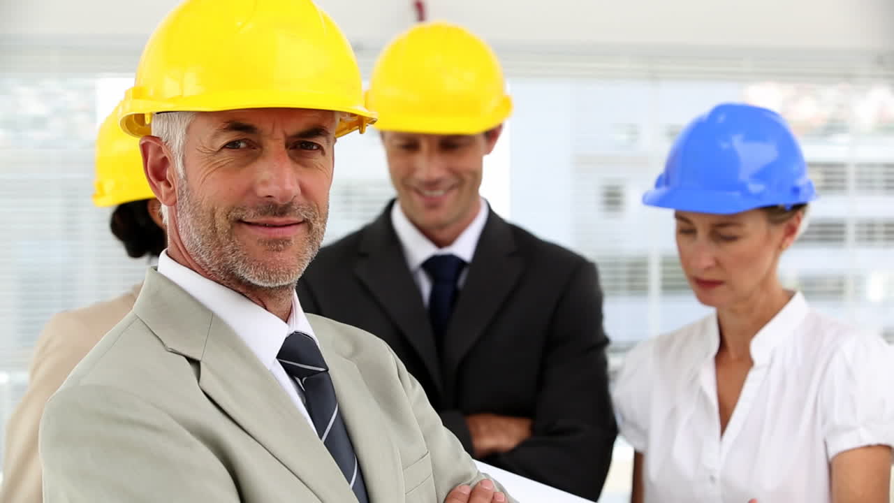 arquitecto confiado con los brazos cruzados