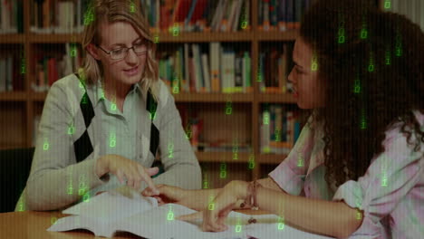 Estudiando-En-La-Biblioteca,-Dos-Mujeres-Con-Superposición-De-Animación-De-Código-Binario