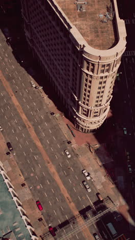 vista aérea de una calle de la ciudad con un edificio alto