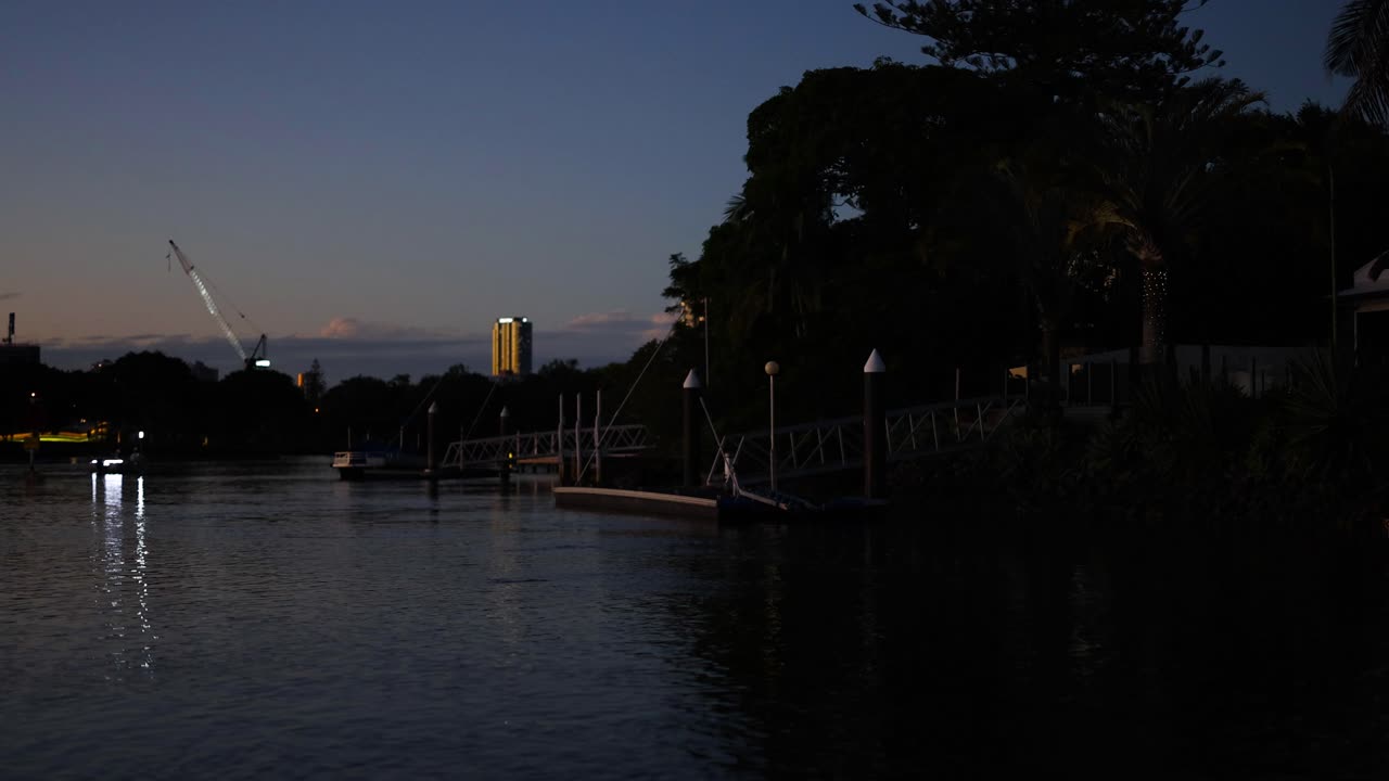 un canal sereno por la noche con edificios