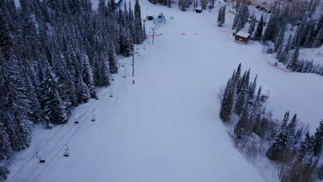 Esquiadores-Y-Practicantes-De-Snowboard-Corren-Por-La-Ladera-De-Una-Montaña-Cubierta-De-Nieve-En-Utah