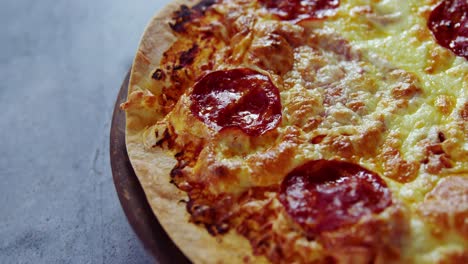 pizza con aderezos de pepperoni