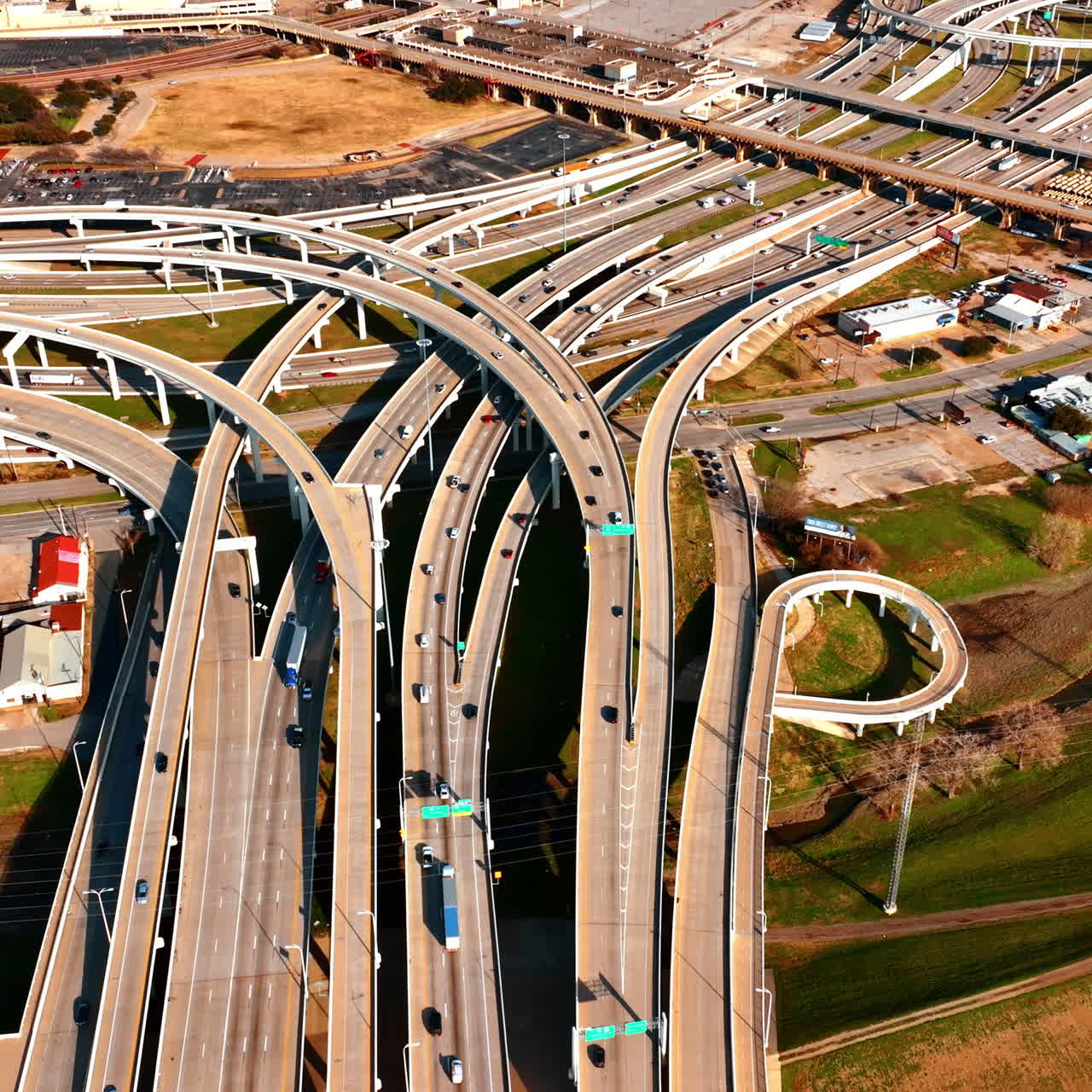 Ingewikkeld wegennet in het centrum van Dallas, Texas, VS. Levendig verkeer in de metropool overdag. Bovenaanzicht.