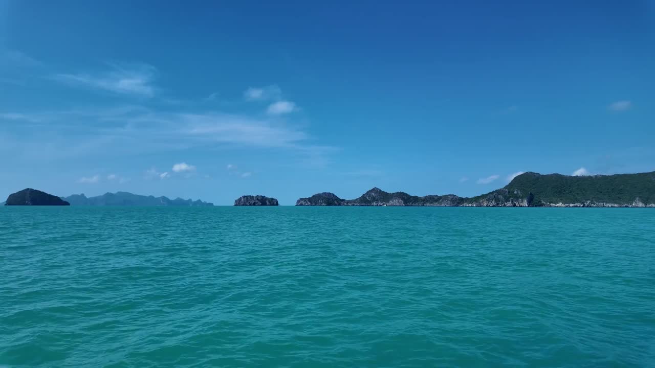 배경 에 아름다운 바위 랜드마크 가 있는 파란색 과 초록색 의 바다 물 의 광대 한 풍경
