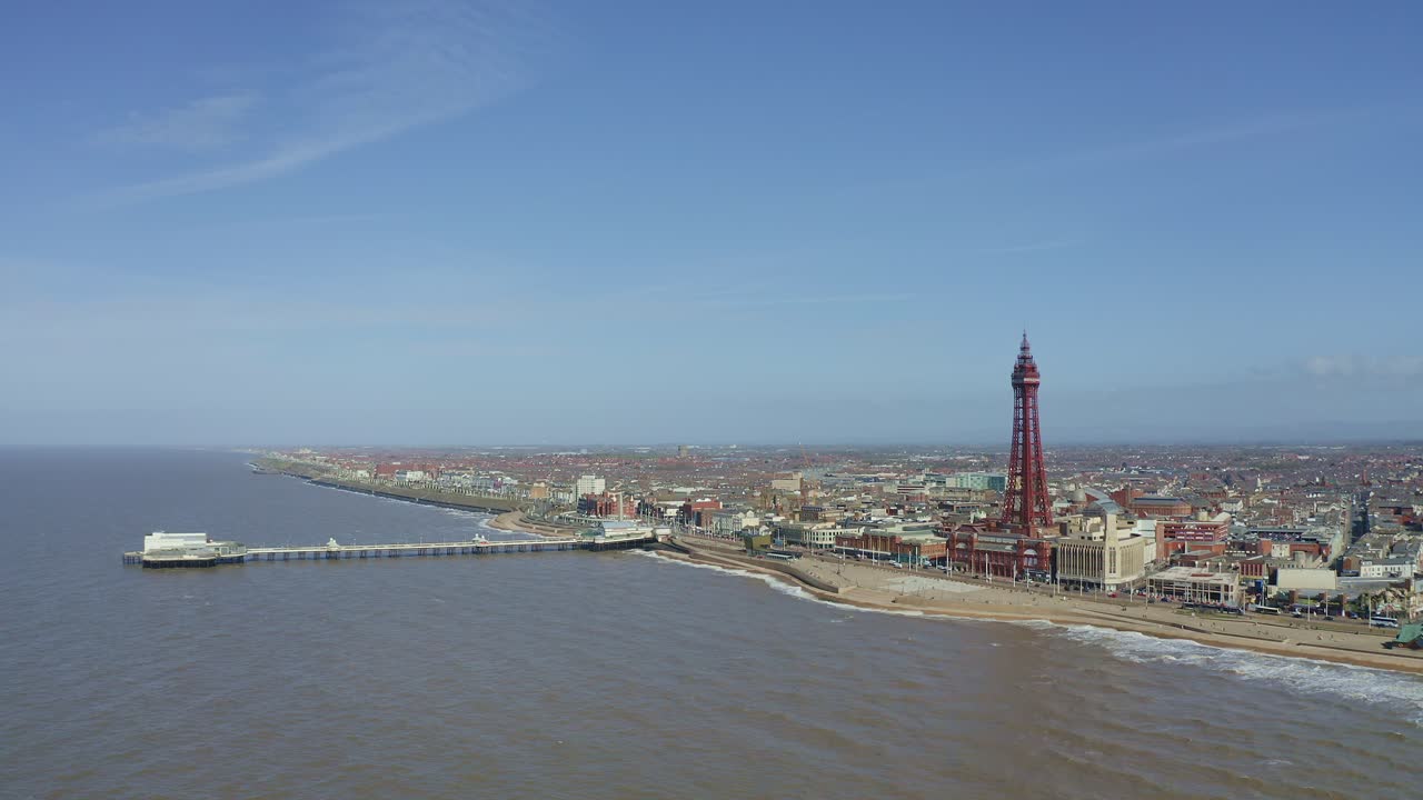 멋진 공중 전망, 수상 경력에 빛나는 블랙풀 해변의 바다에서 블랙풀 타워의 영상, 영국, 영국, 영국에서 매우 인기 있는 해변 관광지