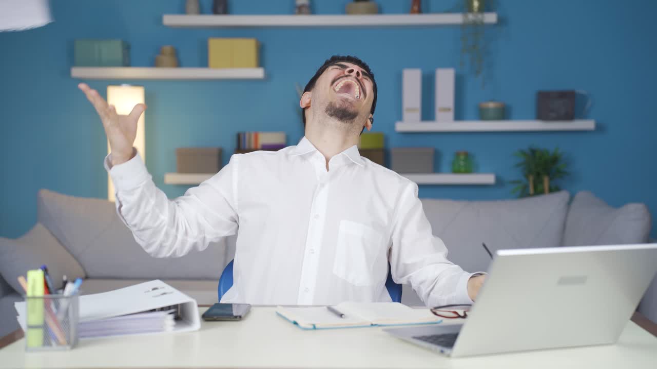 el joven empresario exitoso que recibe buenas noticias en los documentos es feliz.