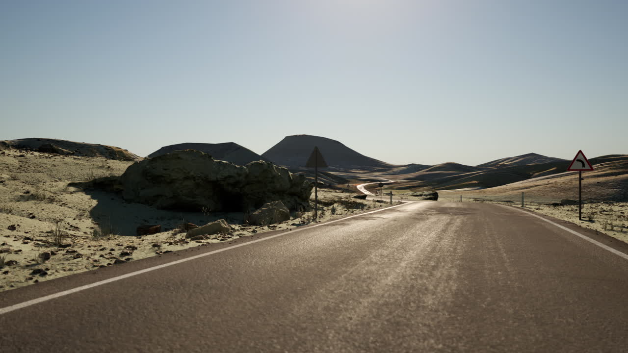 사막 풍경을 가로지르는  빈 길