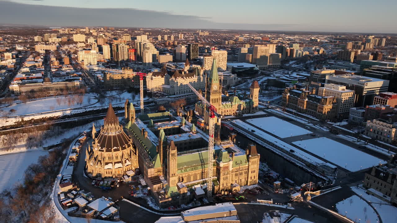 Ottawa'daki kış parlamento binasının dönen görünümü.