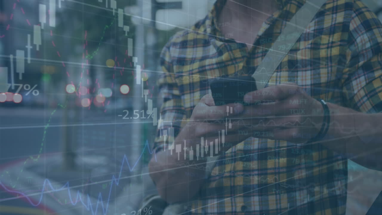 animación de procesamiento de datos financieros sobre un hombre caucásico feliz usando un teléfono inteligente en la calle