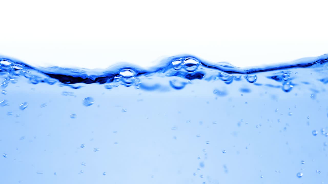 물 속의 많은 거품이 가까이에서, 느린 움직임의 거품과 함께 추상적인 물 파동