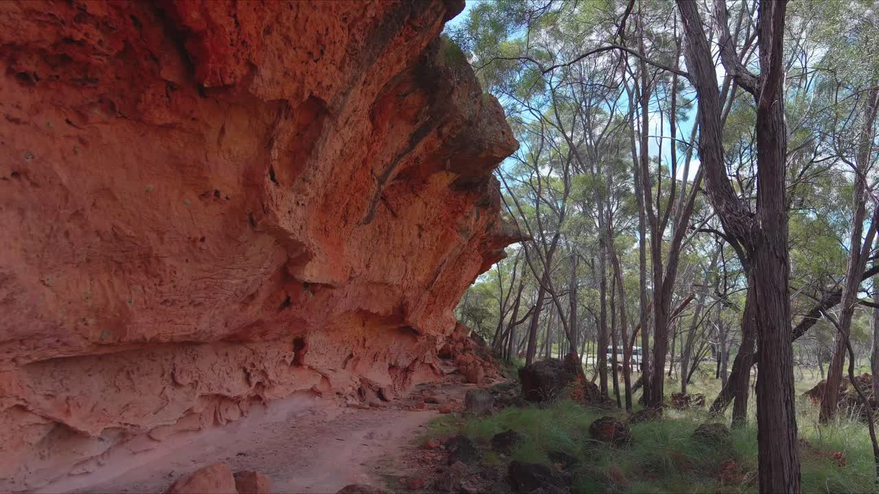 Una grotta di terra rossa con erosione nel bush australiano dell'outback.