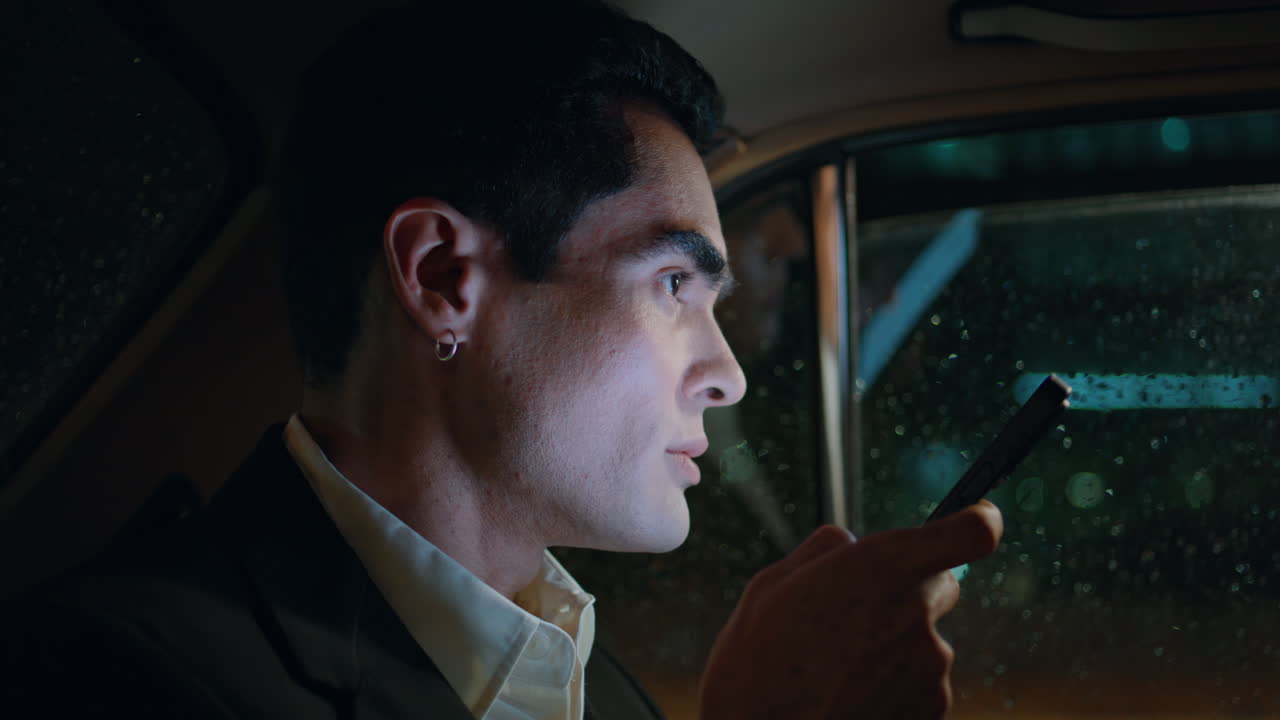 우아한 승객이 차 근접에서 음성 메시지를 녹음합니다. 집중된 보스가 이야기합니다.