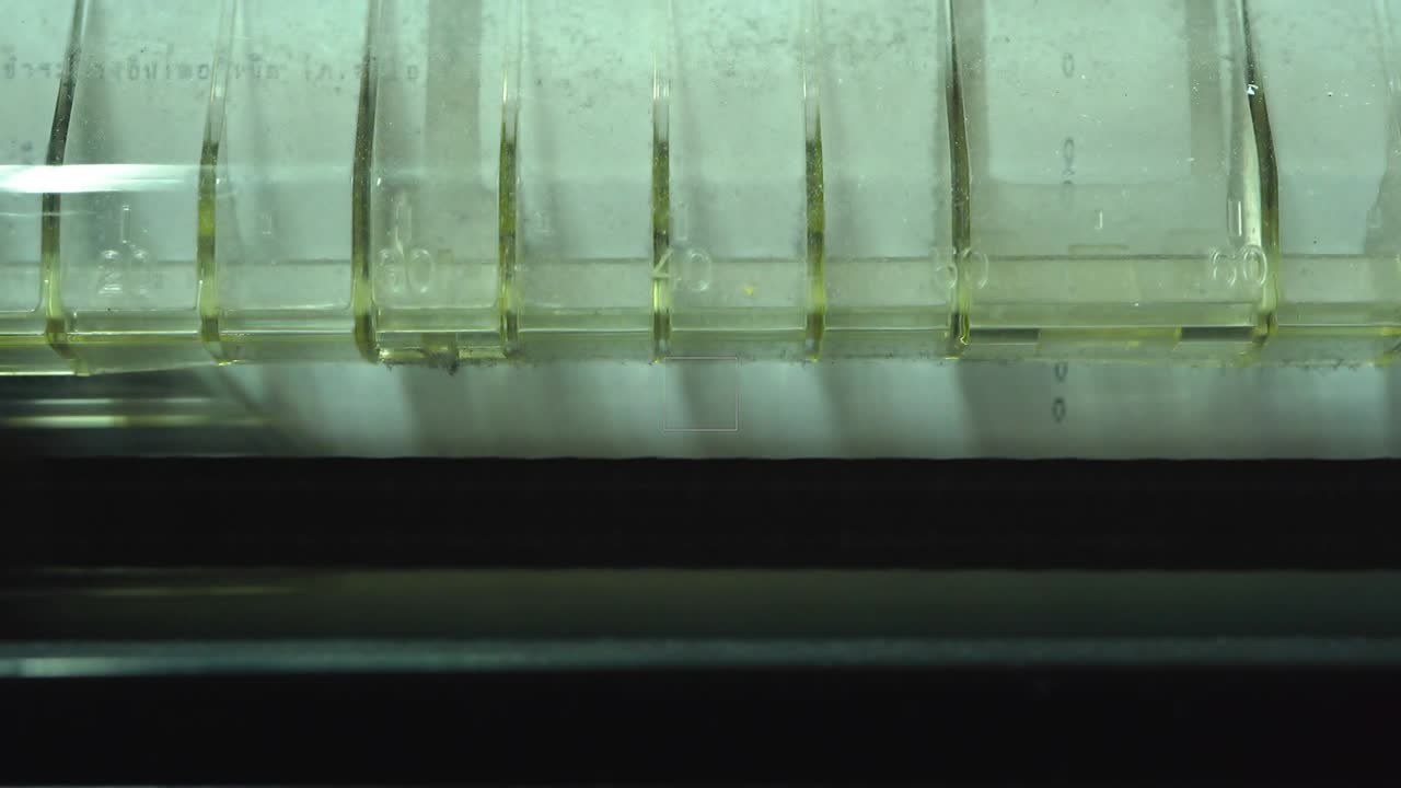 старые матричные принтеры, которые могут печатать только черно-белые, и шумные при печатании, винтажный стиль