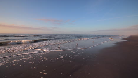 Wellen-Brechen-Morgens-Bei-Sonnenuntergang-Am-Strand