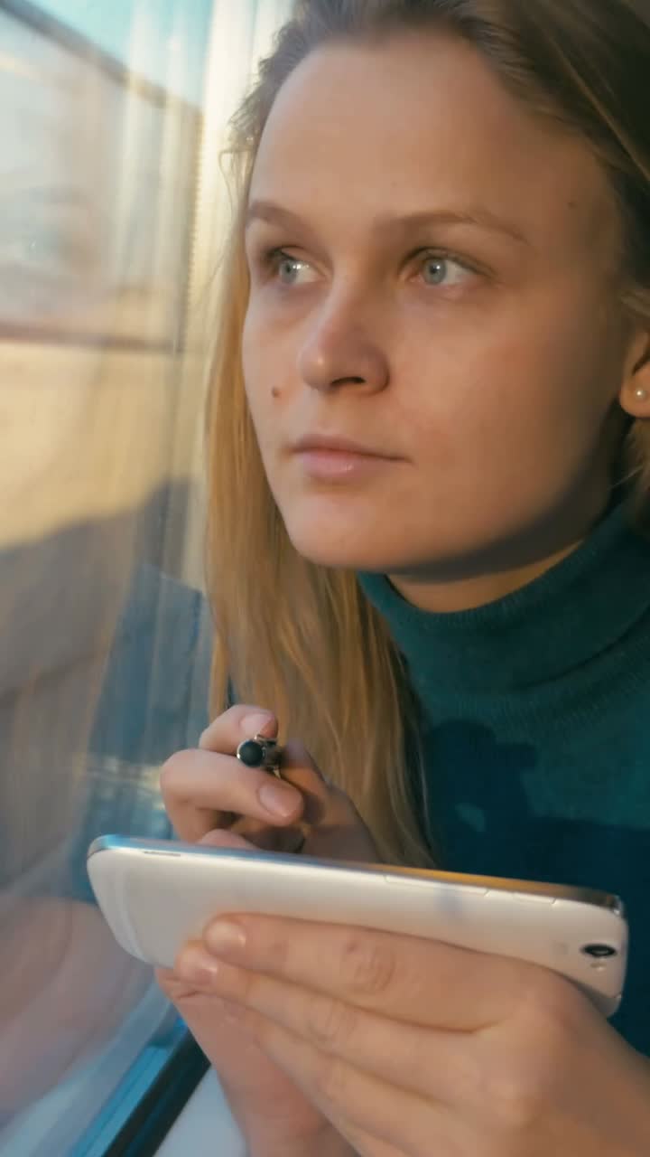 mujer usando una tableta en un tren